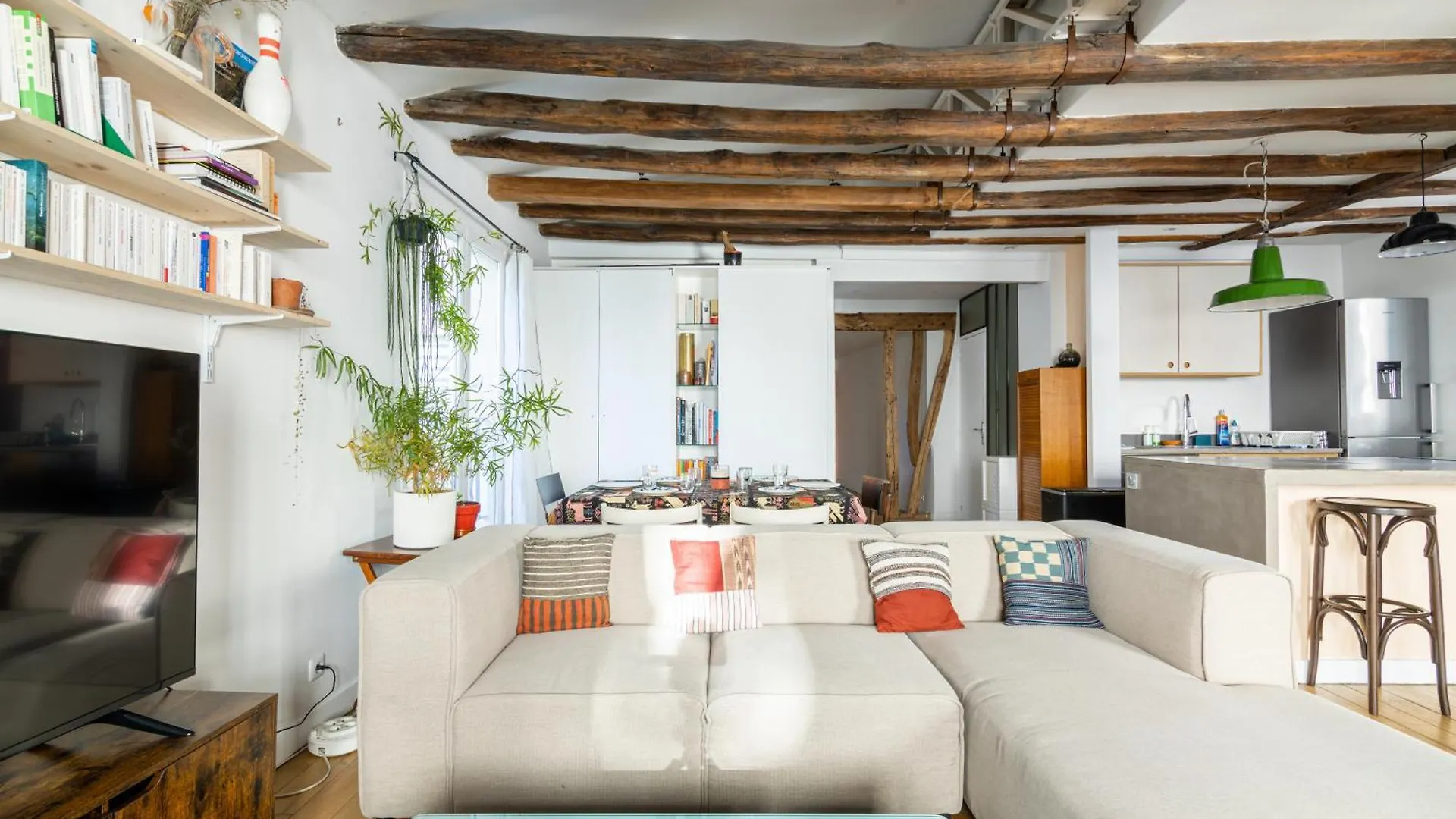 Luxurious 2 Bedroom Canal Saint Martin Saint Lazare Paris Apartment