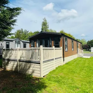 https://woodpark-lodge-with-hot-tub.yorkshirehotels.net