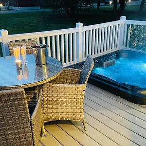 https://the-braunston-lodge-with-hot-tub.yorkshirehotels.net